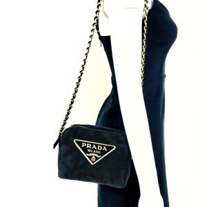 New black Small purse with Zipper and gold Chain belt should purs